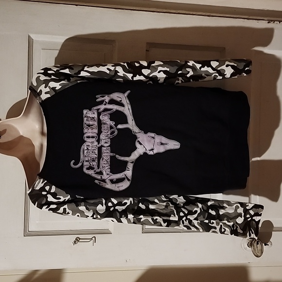 Classy Brand Medium Long Sleeve Cherokee NC Sweatshirt - Picture 2 of 2